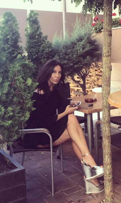 La mai bine de un an de când fostul soț i-a incendiat mașina, actualul iubit i-a dăruit alta! Simona Chițac a arătat tuturor “bijuteria“