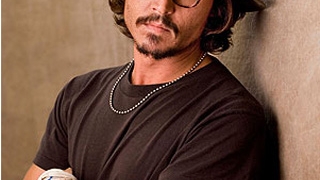 Nu o sa iti vina sa crezi cu cine s-a cuplat Johnny Depp! Una din gemenele Olsen este iubita lui?!