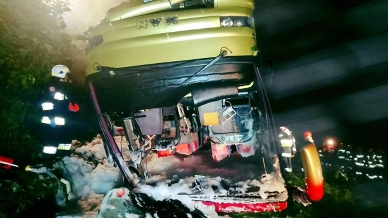 Accident cumplit. Trei persoane au murit şi 18 au fost rănite după ce autocarul în care se aflau s-a răsturnat în prăpastie
