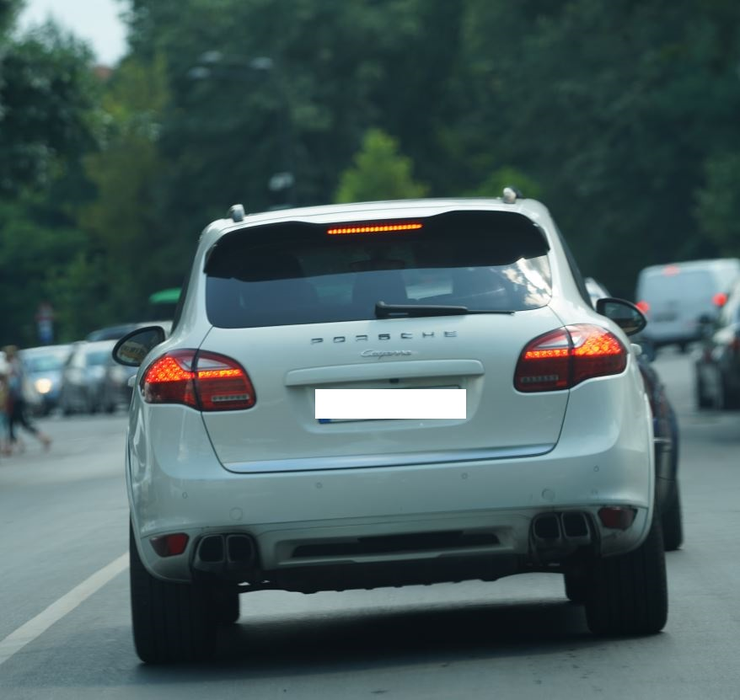 Alexandra și prietena ei circulă prin Capitală cu un Porsche Cayenne