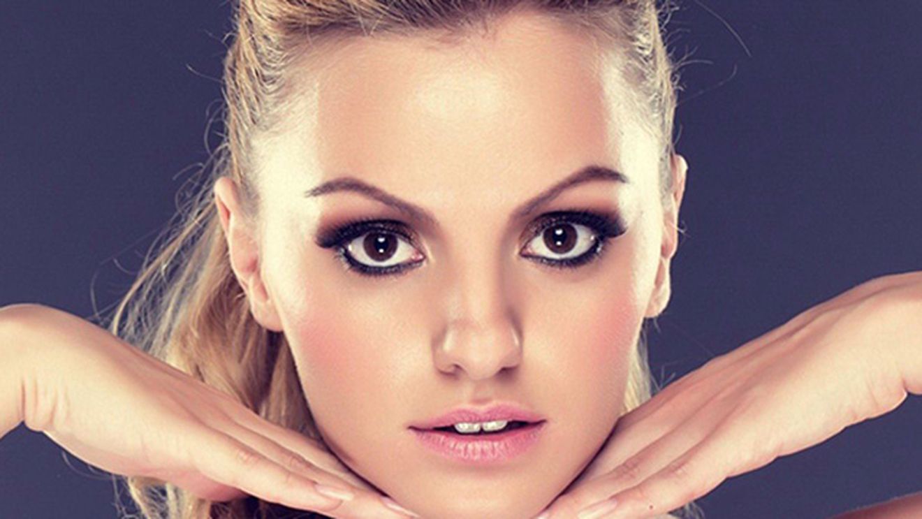 Cazuri trase la indigo: Alexandra Stan si Rihanna, blestemate in amor! Vezi fotografiile care dovedesc acest lucru