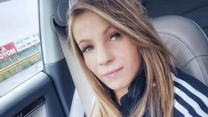 O mamă și bebelușul ei au fost găsiți fără viață în baie. Femeia avea doar 33 de ani