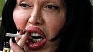 VIDEO ORIBIL! Era un star in anii 80, acum e o epava! Pete Burns a suferit mai mult de 100 de operatii estetice pentru a arata ca un monstru