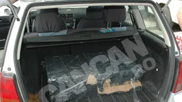 Politist in uniforma, prins cu tigari de contrabanda