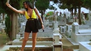 N-ai mai văzut aşa ceva! Margherita de la Clejani, mască de întinerire cu pământ de pe morminte