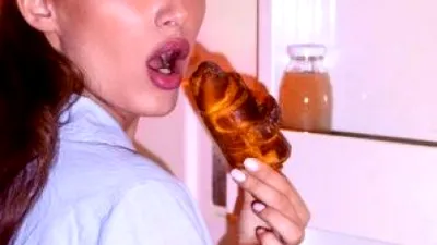 De ce NU este bine să mănânci stând în picioare?