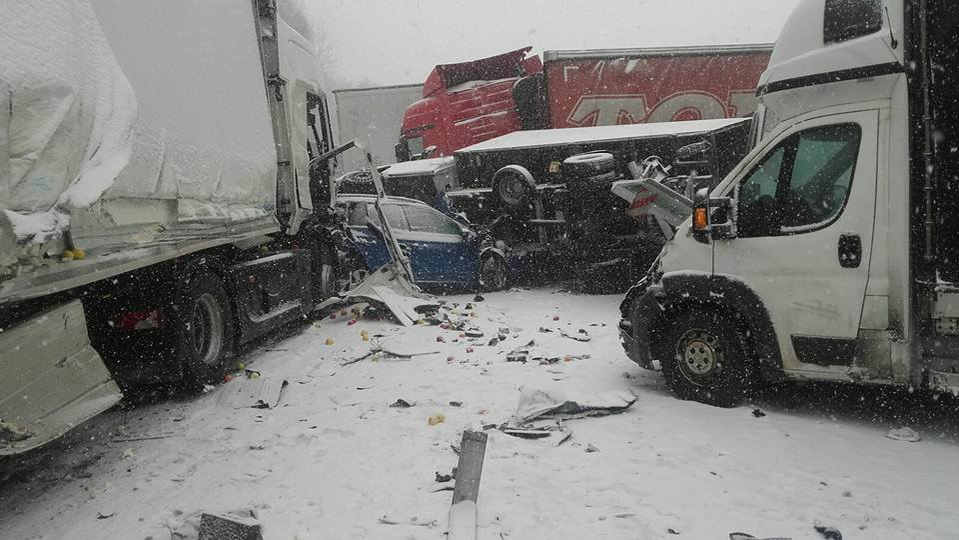 VIDEO / Noi imagini de la carambolul din Cehia! Mai mulţi români, implicaţi în accident au filmat imaginile înfiorătoare de la faţa locului: „Dezastru, frate!”
