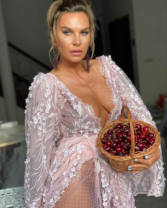 Anna Lesko, pictorial după pictorial! Și-a arătat sânul, apoi a oferit imaginea zilei