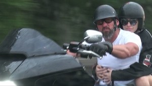 SUPER-IMAGINI cu ”Arnold” şi iubita lui. S-au ”dat” cu motorul prin ploaie!