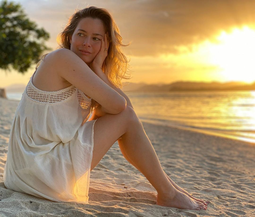 FOTO | Cum arată Laura Cosoi în luna a opta de sarcină. Fanii o acuză că-și editează pozele