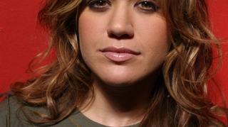 VIDEO Kelly Clarkson canta piesa lui Britney mai bine decat ea!