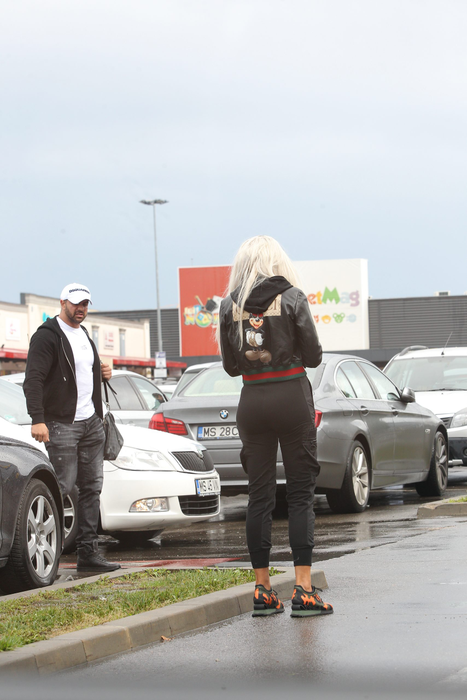 Bianca Drăgușanu l-a așteptat pe Alex Bodi și a butonat continuu telefonul