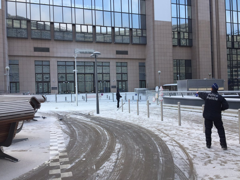 Imagini incredibile la Bruxelles: A început să „ningă“ cu lapte praf în faţa clădirii Consiliului European