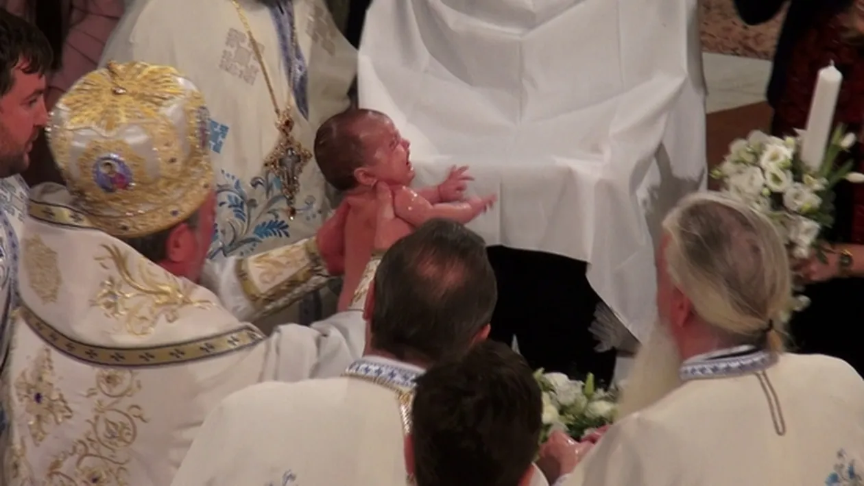 Cu siguranta ai pierdut faza asta la botezul anului! Ce s-a intamplat imediat dupa ce Sofia Anais a fost scoasa din cristelnita!