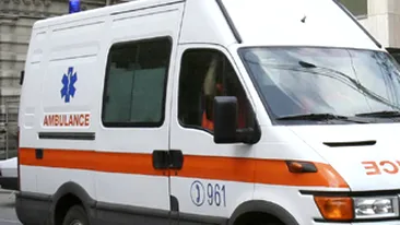 Un copil a cazut din autobuz, dupa ce s-a jucat la sistemul de siguranta