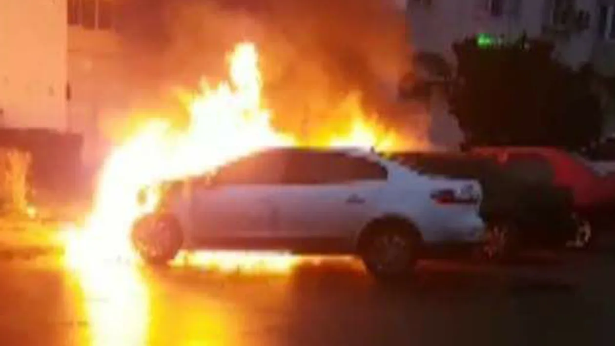 Torţe pe roţi! Trei maşini au luat foc în Târgovişte