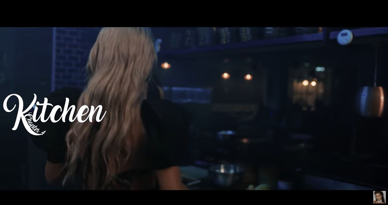 Antonia și Alina Ceușan, filmate în ipostaze ca-n filmele pentru adulți în cel mai nou clip al cântăreței! S-au atins pasional în zone intime și au flirtat una cu cealaltă | VIDEO