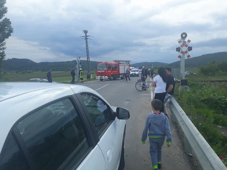 Patru studente au murit, după ce mașina în care se aflau a fost spulberată de tren. Imaginile surprinse după impact sunt înfiorătoare