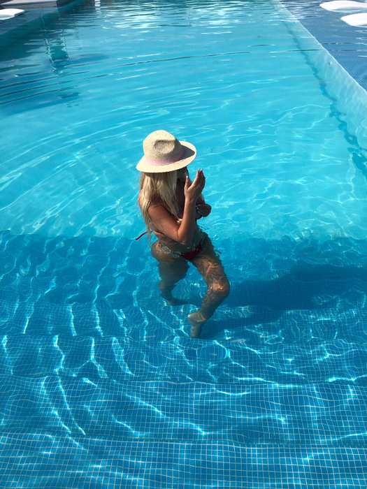 Simona Trașcă i-a înnebunit pe masculii de pe celebra plajă din Mamaia
