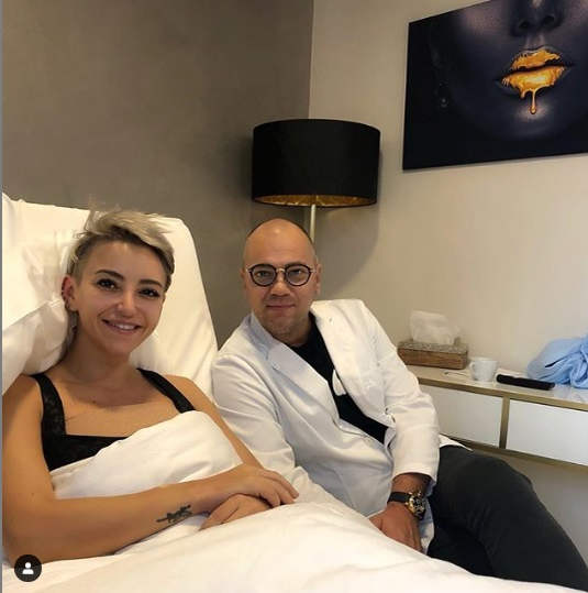 Giulia Anghelescu i-a arătat un semn obscen Antoniei în timp ce erau într-un spital, iar momentele au fost filmate! Cum a recționat iubita lui Alex Velea