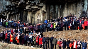 Această familie din China s-a reunit pentru cea mai inedită fotografie de grup! În imagine sunt mai bine de 500 de membri