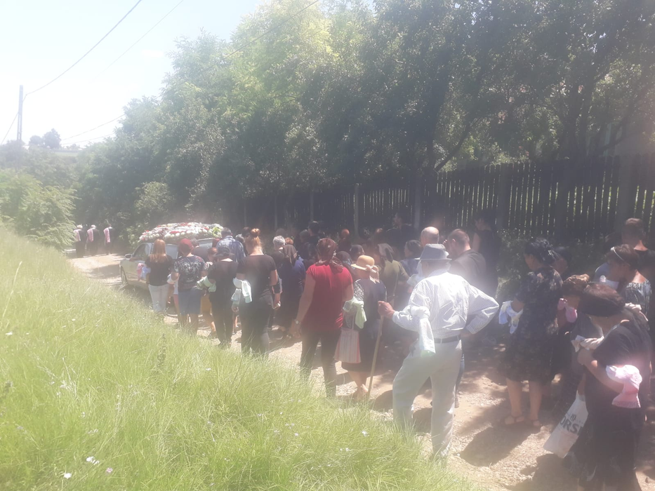 Primele imagini de la înmormântarea tinerei ucise în Bragadiru. Cum au îmbrăcat-o părinții pe Manuela Mustăţea