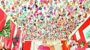O bunicuta din Marea Britanie si-a pus decoratiunile de Craciun! 1.700 de globulete pe tavan