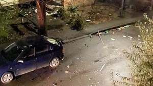 A aruncat tot ce a găsit în casă pe geam şi a distrus maşinile din faţa blocului