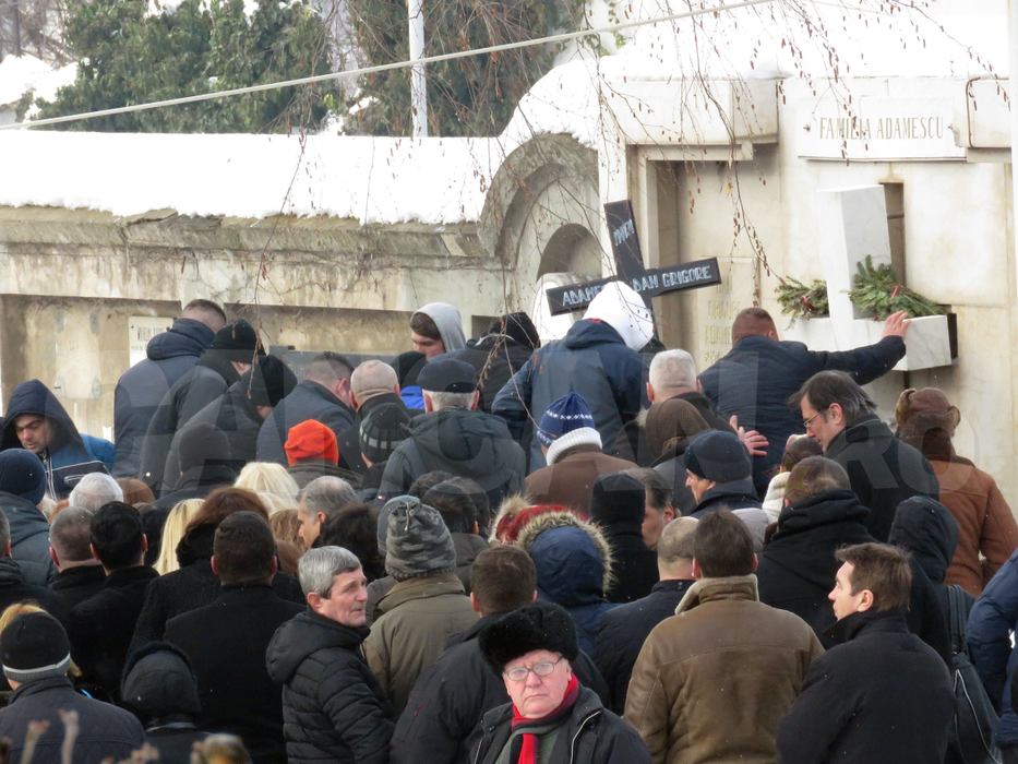 Familia extinsa l-a condus pe ultimul drum!  Miliardarul DAN ADAMESCU, inmormantat fara lacrimi!