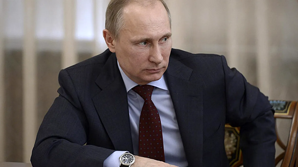 Nu e gluma, Putin a fost crucificat! Trecatorii sunt invitati sa puna mana pe ciocan si….