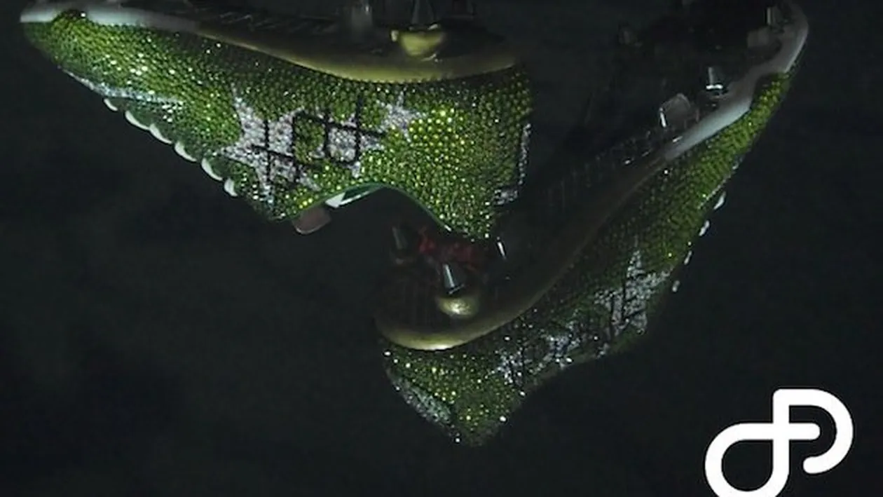 Ce manelist, acest coleg al lui Banel Nicolita de la St. Etienne! Are ghete batute cu Swarovski