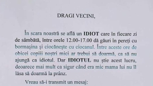 Ce afiş a lipit un bărbat la intrarea în scară. Mesajul a devenit viral!