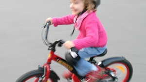 O fetita de 4 ani, trimisa in judecata pentru ca a lovit cu bicicleta  o batrana