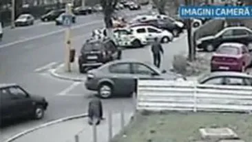 VIDEO Incredibil! S-a imbatat in ultimul hal incat a mers de-a busilea 10 metri si s-a culcat sub o masina! Dus la spital de politie, victima a fugit