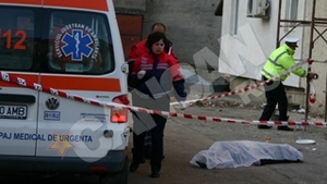 S-a aruncat de doua ori de pe blocul turn! A doua oara s-a zdrobit de asfalt