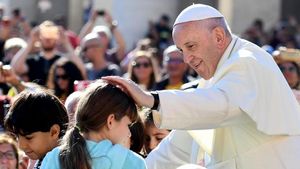 Un preot a găsit un plic cu 5.000 de euro într-o toaletă, în timpul vizitei Papei Francisc la Blaj