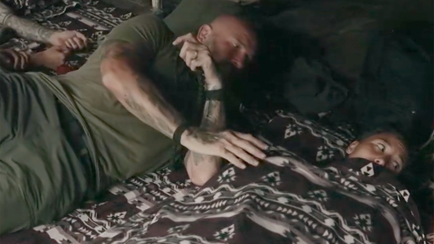 De ce dorm Ștefania Stănilă și Cătălin Zmărăndescu unul lângă altul, la Survivor. Jador i-a dat de gol