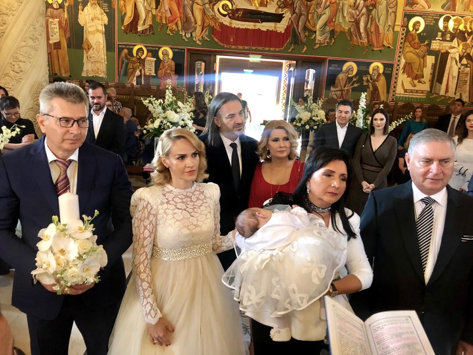 Emoții mari pentru Alessandra Stoicescu! Prezentatoarea TV și-a creștinat astăzi fetița. Cum s-a îmbrăcat nașa Gabriela Firea
