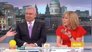 Prezentatoarea TV Kate Garraway s-a trezit cu un bigudiu în păr, în direct