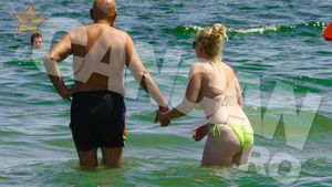 Atentie, risti sa te sufoci de ras! Oana si Viorel Lis o “ard” tinereste in Vama. S-au harjonit in apa si au vrut sa faca nudism
