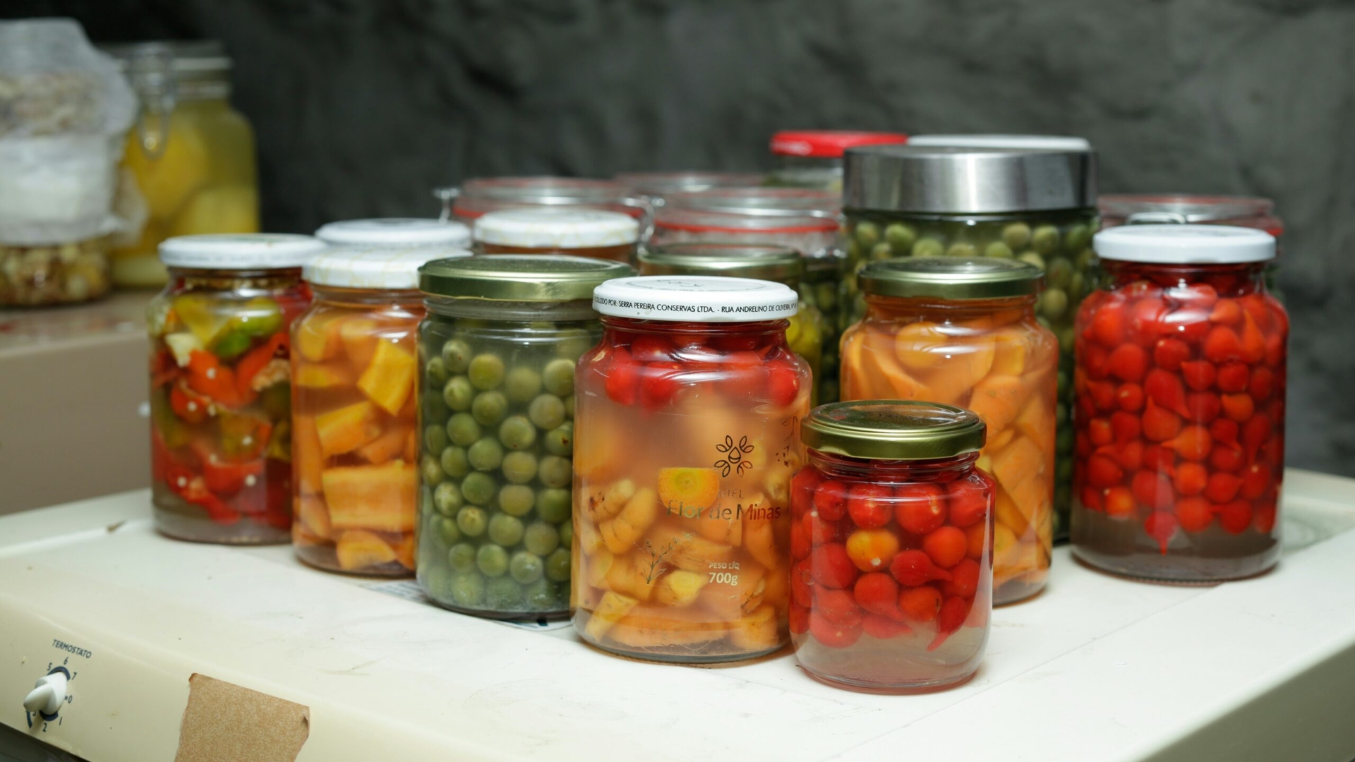 Cum se sterilizează corect borcanele pentru zacuscă și murături