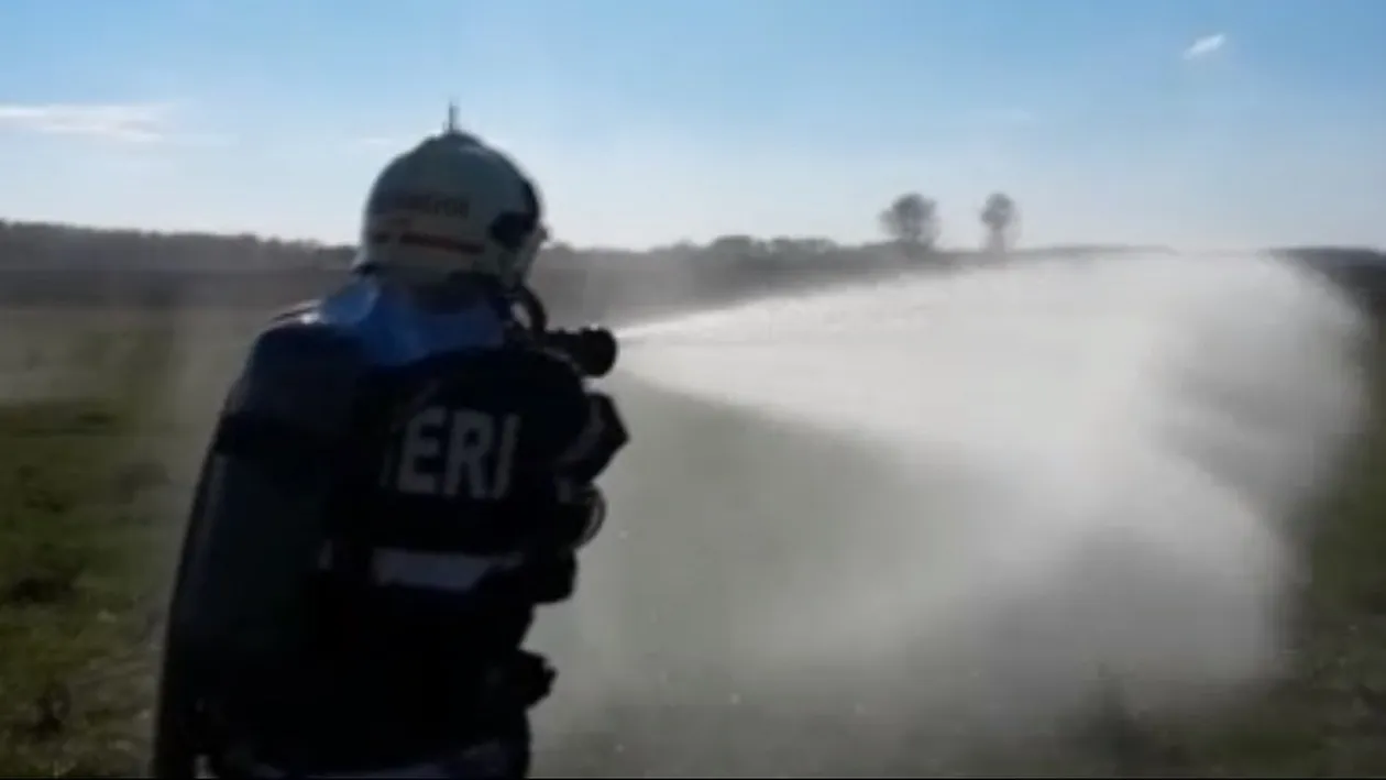 Pericol de EXPLOZIE lângă Galaţi! Toţi localnicii au fost evacuaţi, iar pompierii intervin de urgenţă