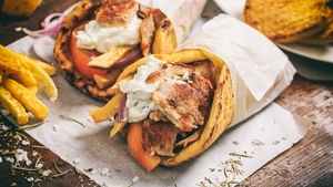 Ce conține, de fapt, Shaorma Hatz de la Shaormeria Băneasa. Ingredientele pe care Dorian Popa le-a ales pentru „vedeta” lanțului fast-food