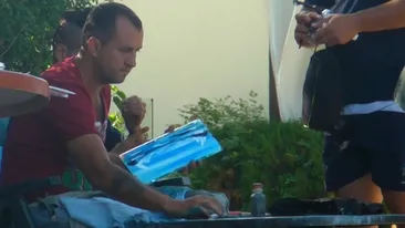 Vi-l mai amintiti pe pictorul fara un picior de la Romanii au talent? Vezi ce solutie a gasit pentru a face bani, vara asta!