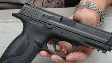 Un pistol cu sase gloante in incarcator, descoperit intr-o benzinarie din Dambovita!