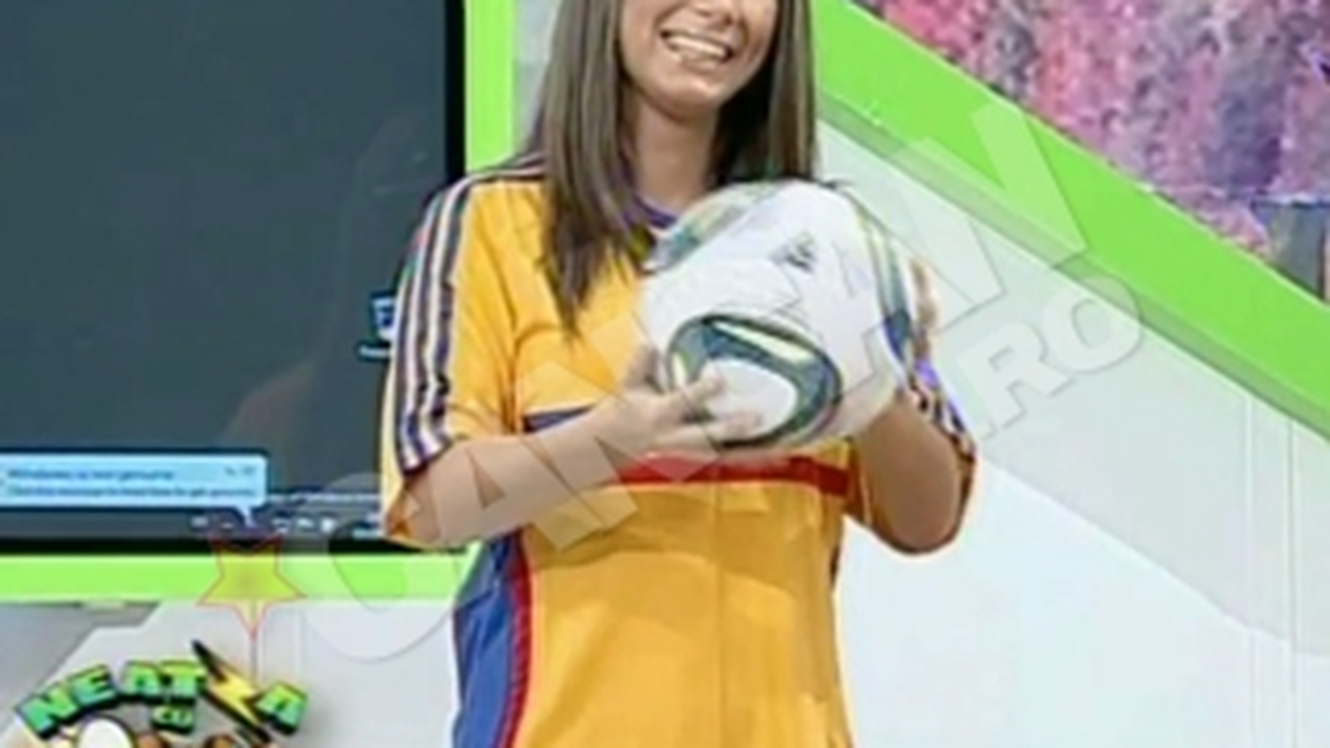 Roxana Vancea este studenta la sport! A luat 10 la fotbal! Vezi cum se descurca la jonglatul cu mingea!