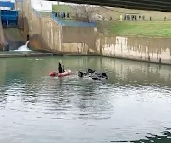 Un bărbat de 35 de ani a murit după ce a căzut cu mașina în râul Dâmbovița, de pe Podul Ciurel din București | FOTO