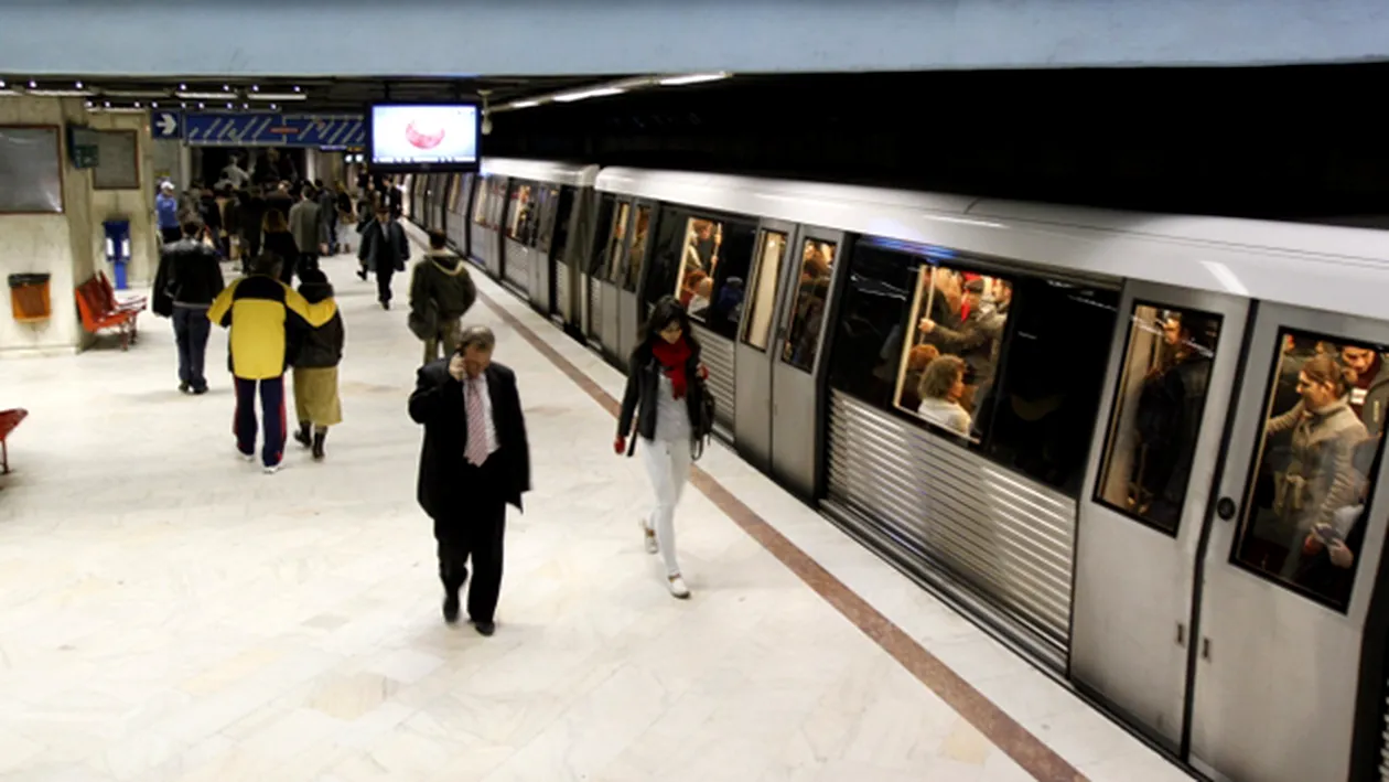 Tinerii imbracati doar in chiloti au mers cu metroul, in pofida amenintarilor Metrorex! Cum au reactionat ceilalti calatori