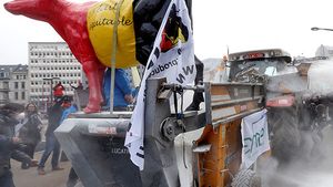 Imagini incredibile la Bruxelles: A început să „ningă“ cu lapte praf în faţa clădirii Consiliului European