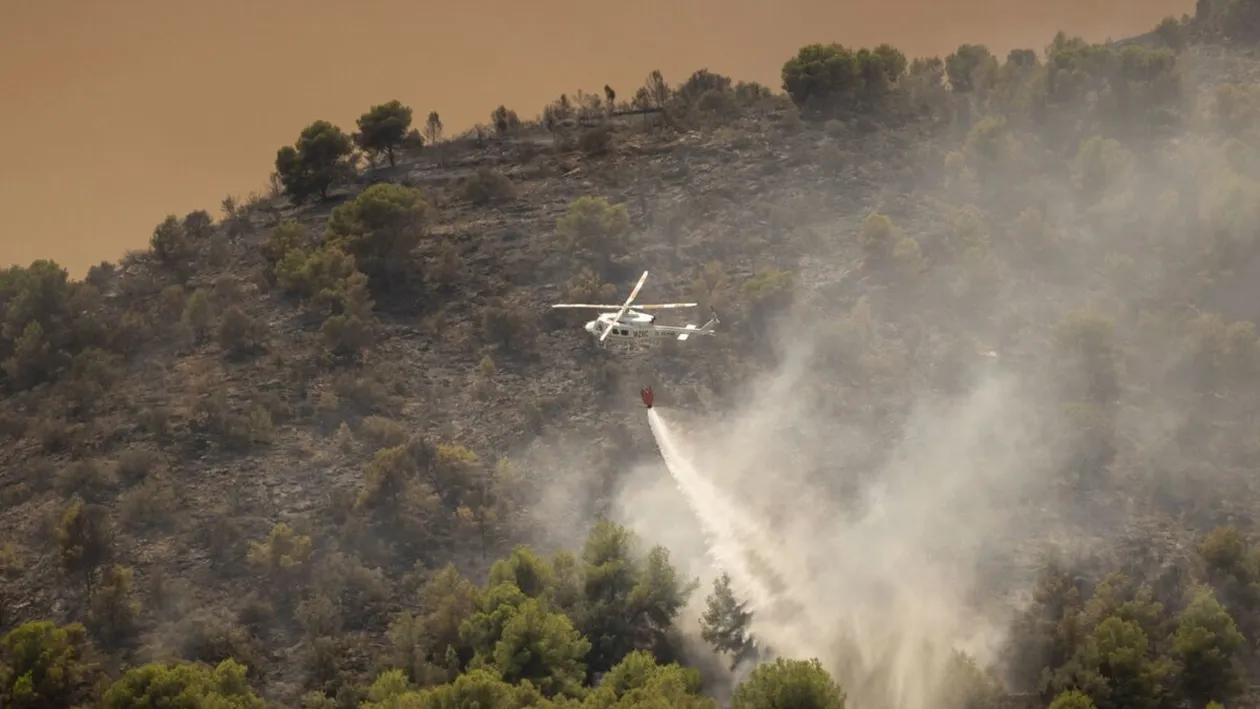 Trei pompieri au murit în urma incendilor devastatoatre din Grecia. Mii de turiști au fost evacuați din Creta